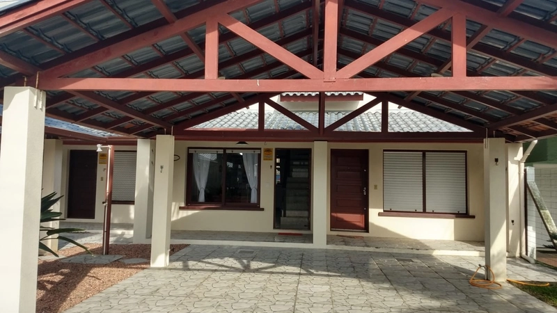 Sobrado com arquitetura diferenciada e amplo pátio: 10ª foto da galeria de imagens do imóvel