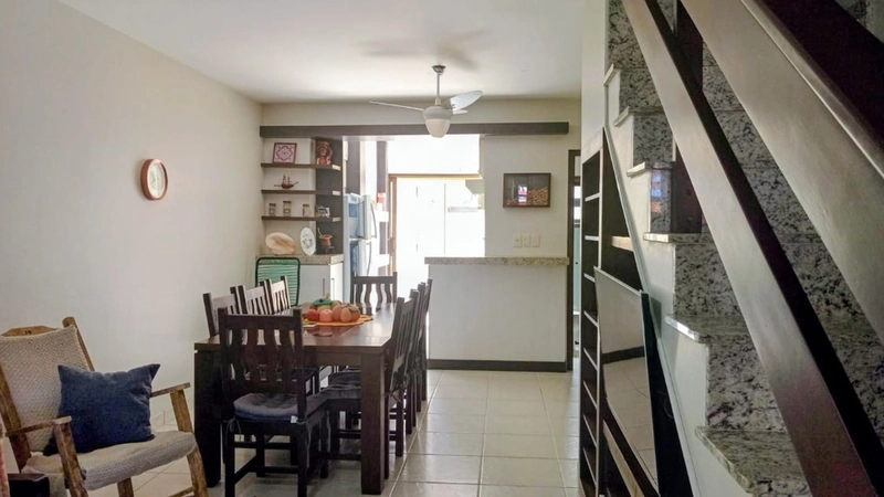 Sobrado com arquitetura diferenciada e amplo pátio: 5ª foto da galeria de imagens do imóvel