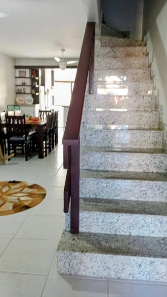 Sobrado com arquitetura diferenciada e amplo pátio: 3ª foto da galeria de imagens do imóvel