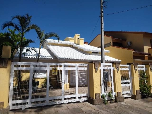 Casa 03 dormitórios, sendo 01 suite!