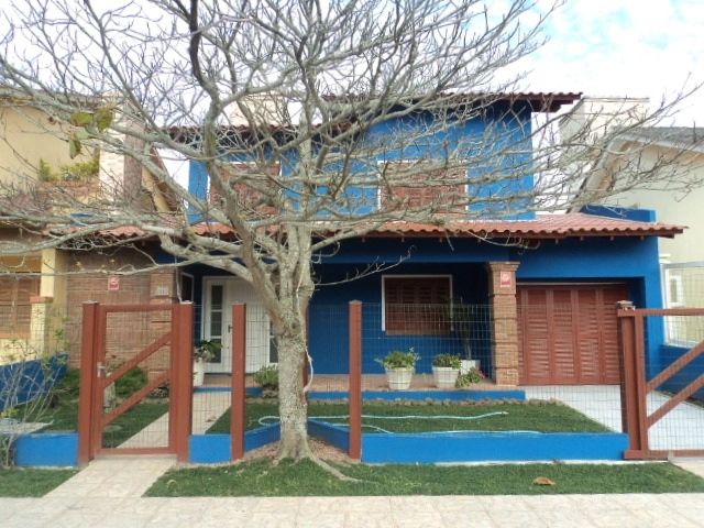 Casa 03 dormitórios, sendo 01 suíte!