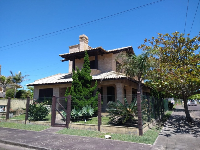 Casa 04 dormitórios, sendo 01 suíte!