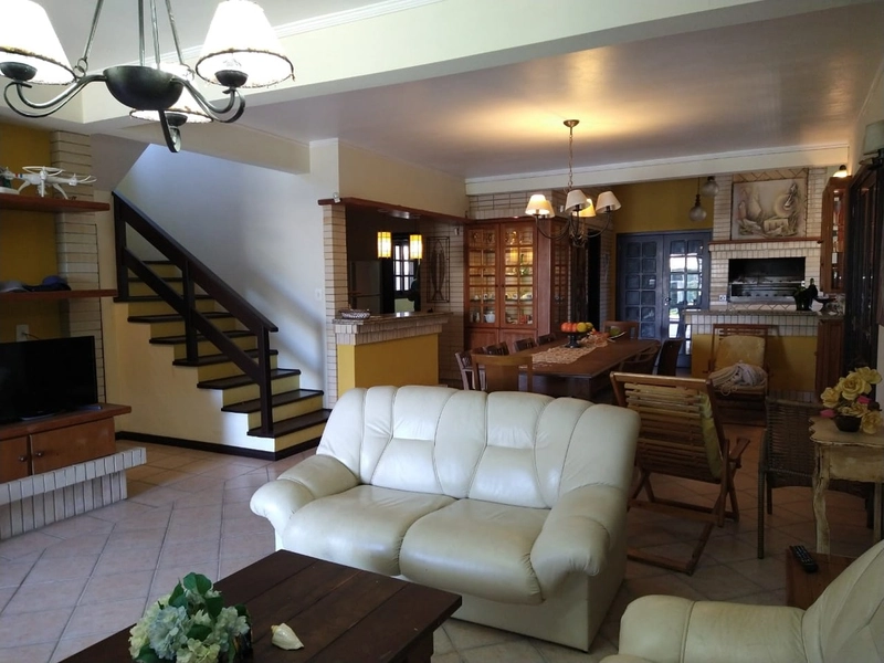 Casa 04 dormitórios, sendo 01 suíte!: 2ª foto da galeria de imagens do imóvel