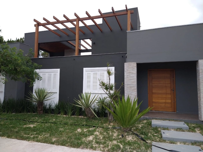 Casa 04 dormitórios, sendo 02 suítes!