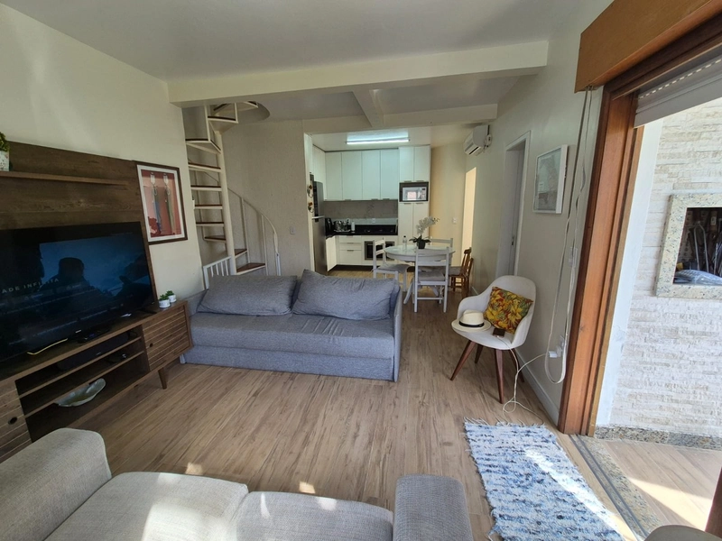 Sobrado de 2 e 1/2 dormitórios próximo ao mar: 3ª foto da galeria de imagens do imóvel