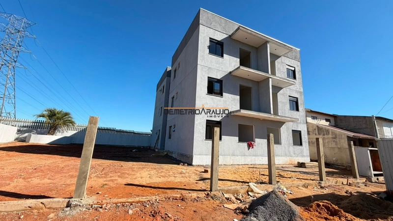 Apto 2 dormitórios com sacada Porto Verde