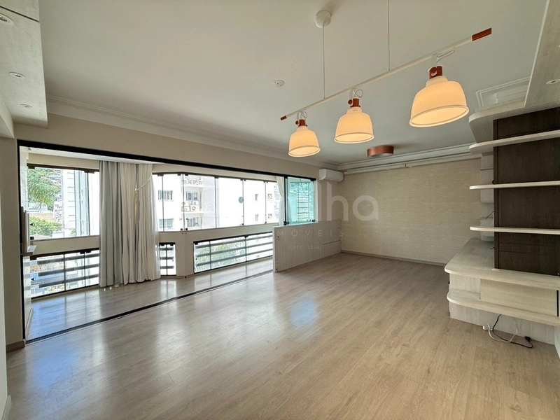 Apartamento com 3 dormitórios (1 suíte) no Centro de Florianópolis.