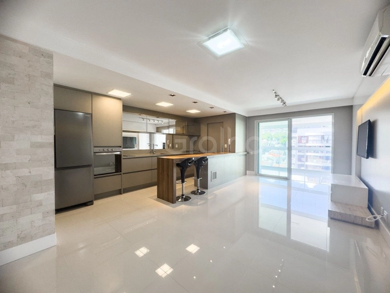 Apartamento de 101m² com 2 suítes na Agronômica