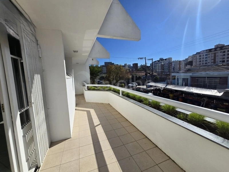 Casa residencial/comercial em Coqueiros com 4 quartos sendo 2 suítes: 11ª foto da galeria de imagens do imóvel