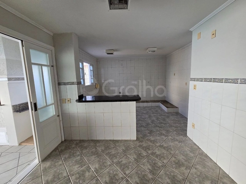 Casa residencial/comercial em Coqueiros com 4 quartos sendo 2 suítes: 16ª foto da galeria de imagens do imóvel