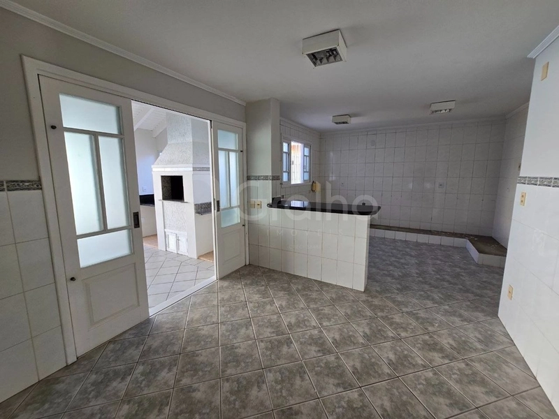 Casa residencial/comercial em Coqueiros com 4 quartos sendo 2 suítes: 15ª foto da galeria de imagens do imóvel