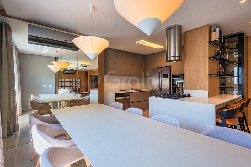Apartamento de 180m² com 3 suítes no Centro e 4 vagas de garagem