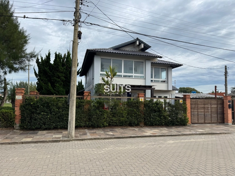 Excelente sobrado à venda no Centro de Xangri-lá