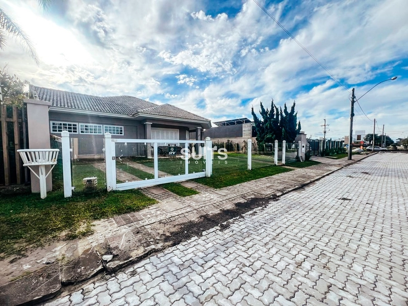 Excelente casa com 02 terrenos à venda em Atlântida: 2ª foto da galeria de imagens do imóvel
