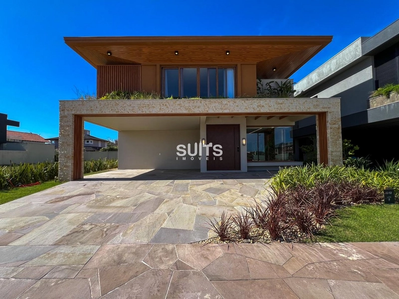 Belíssimo sobrado no condomínio Los Cobos