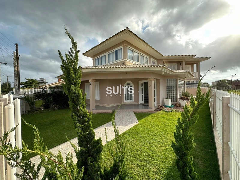 Excelente Sobrado á poucos metros do mar em Rainha do mar