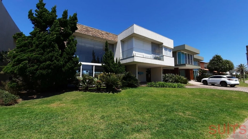 Mansão Disponível a Venda em condomínio Beira Mar de Xangri-lá.