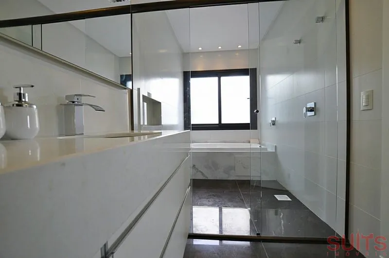 Excelente sobrado beira-lago no Condomínio Enseada: 21ª foto da galeria de imagens do imóvel