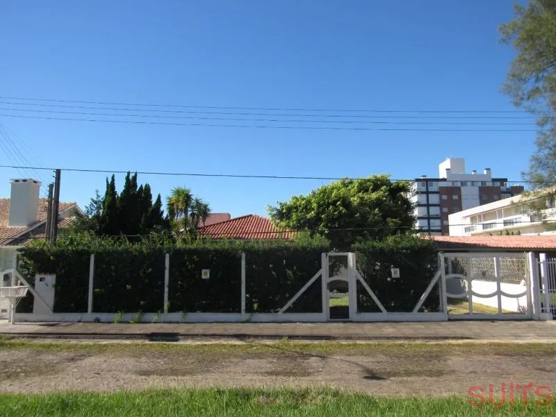 Casa na praia de Atlântida, próxima ao mar