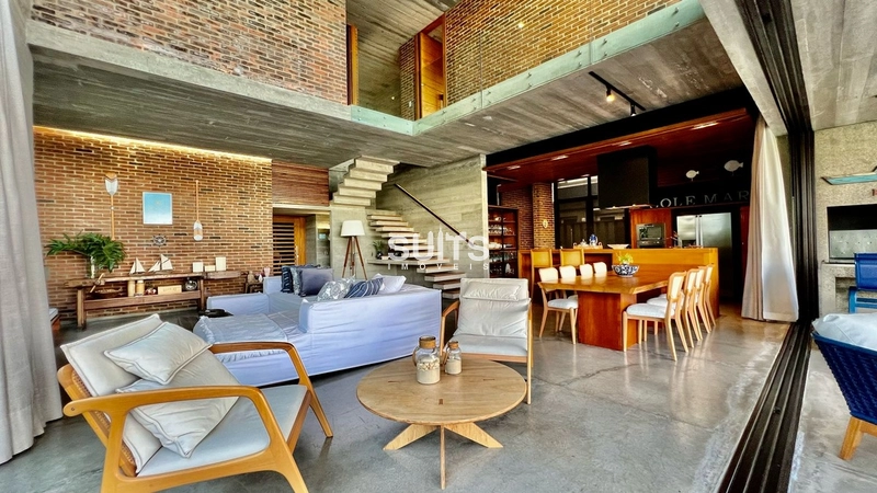 Sobrado beira lago mobiliado e decorado no Condomínio Enseada.: 2ª foto da galeria de imagens do imóvel