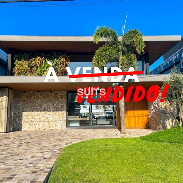 Excelente sobrando beira lago à venda no condomínio Enseada