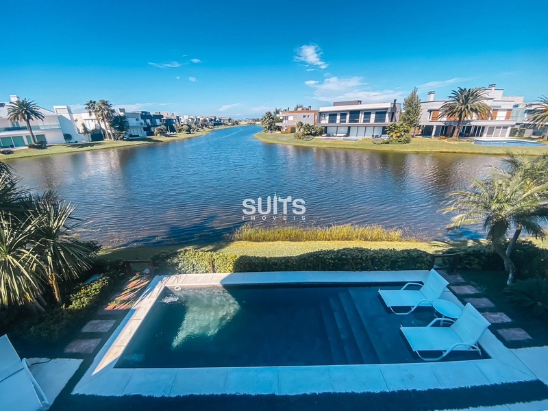 Belíssimo sobrado beira lago à venda no condomínio Enseada: 70ª foto da galeria de imagens do imóvel