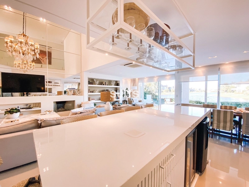 Belíssimo sobrado beira lago à venda no condomínio Enseada: 29ª foto da galeria de imagens do imóvel