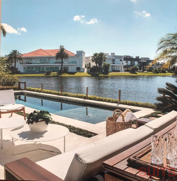 Belíssimo sobrado beira lago à venda no condomínio Enseada: 94ª foto da galeria de imagens do imóvel