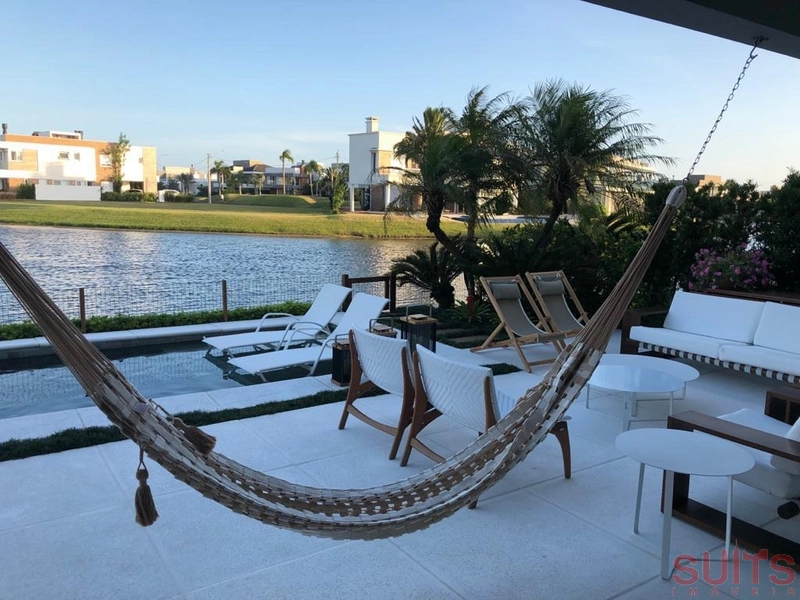 Belíssimo sobrado beira lago à venda no condomínio Enseada: 97ª foto da galeria de imagens do imóvel