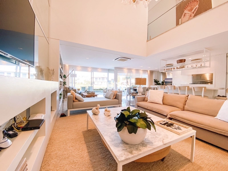 Belíssimo sobrado beira lago à venda no condomínio Enseada: 23ª foto da galeria de imagens do imóvel