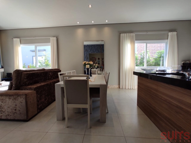 Linda casa beira lago com piscina no Condomínio Riviera: 11ª foto da galeria de imagens do imóvel