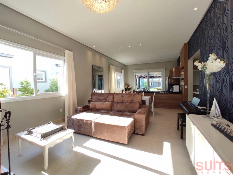 Linda casa beira lago com piscina no Condomínio Riviera: 3ª foto da galeria de imagens do imóvel