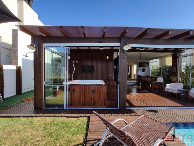 Linda casa beira lago com piscina no Condomínio Riviera: 29ª foto da galeria de imagens do imóvel