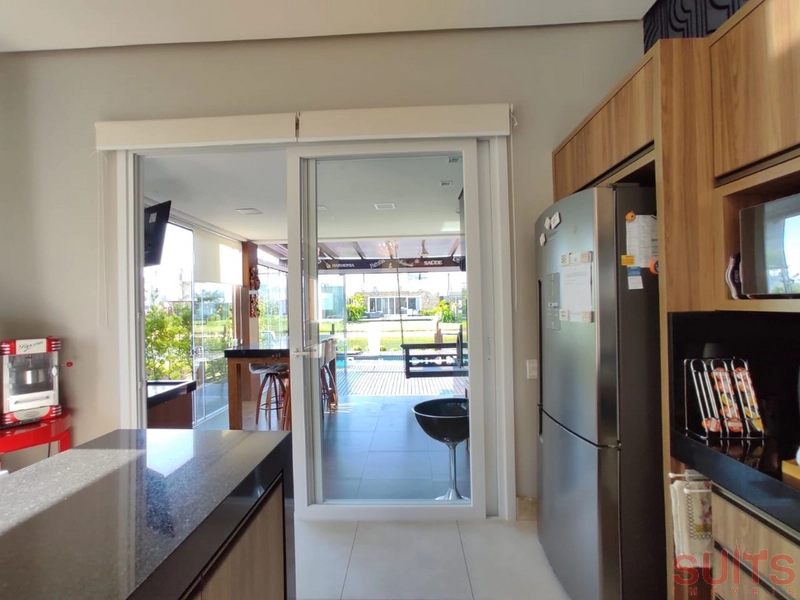 Linda casa beira lago com piscina no Condomínio Riviera: 15ª foto da galeria de imagens do imóvel