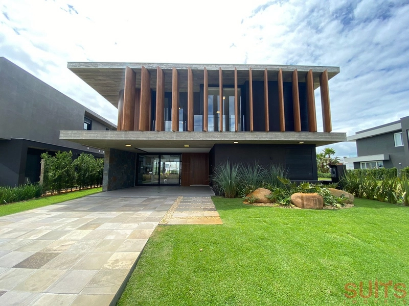 Magnífico sobrado beira lago no condomínio Enseada