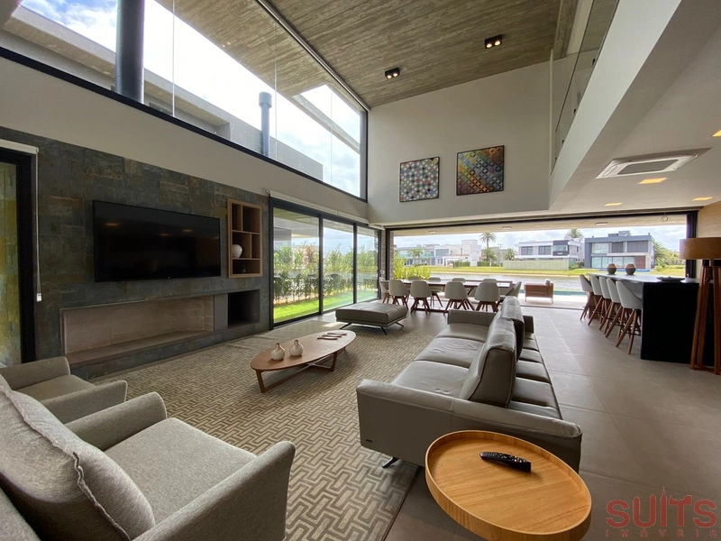 Magnífico sobrado beira lago no condomínio Enseada: 3ª foto da galeria de imagens do imóvel