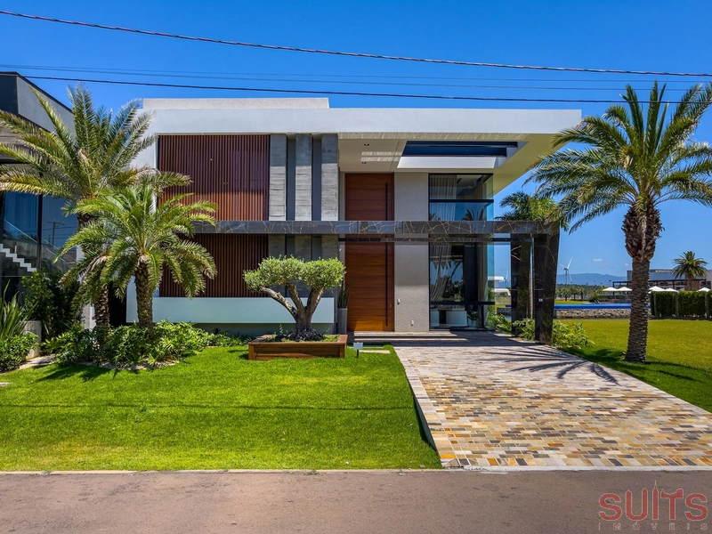 Mansão belíssima nas margens do lago no condomínio Enseada: 2ª foto da galeria de imagens do imóvel