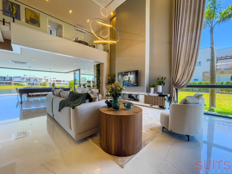 Mansão belíssima nas margens do lago no condomínio Enseada: 5ª foto da galeria de imagens do imóvel