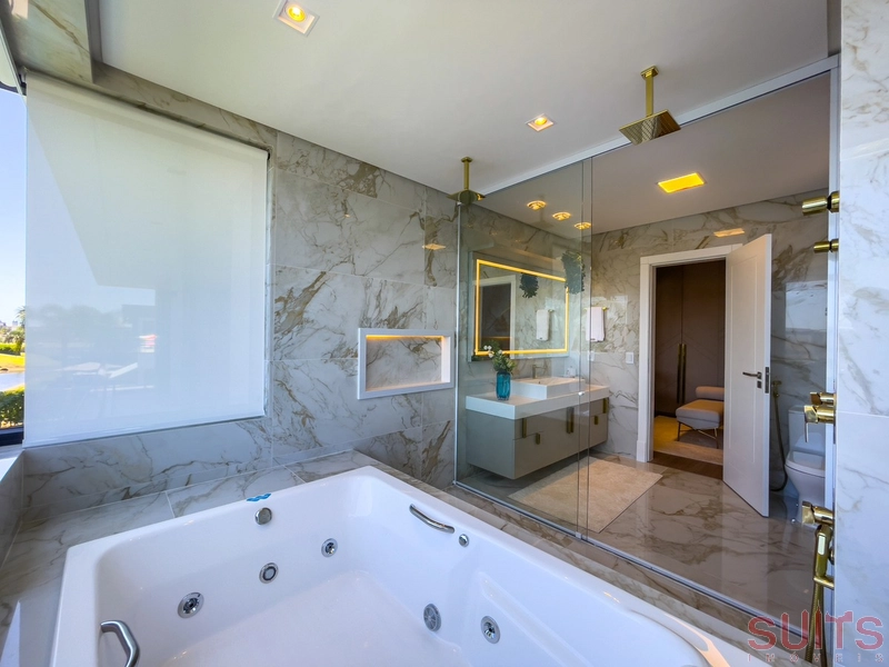 Mansão belíssima nas margens do lago no condomínio Enseada: 84ª foto da galeria de imagens do imóvel