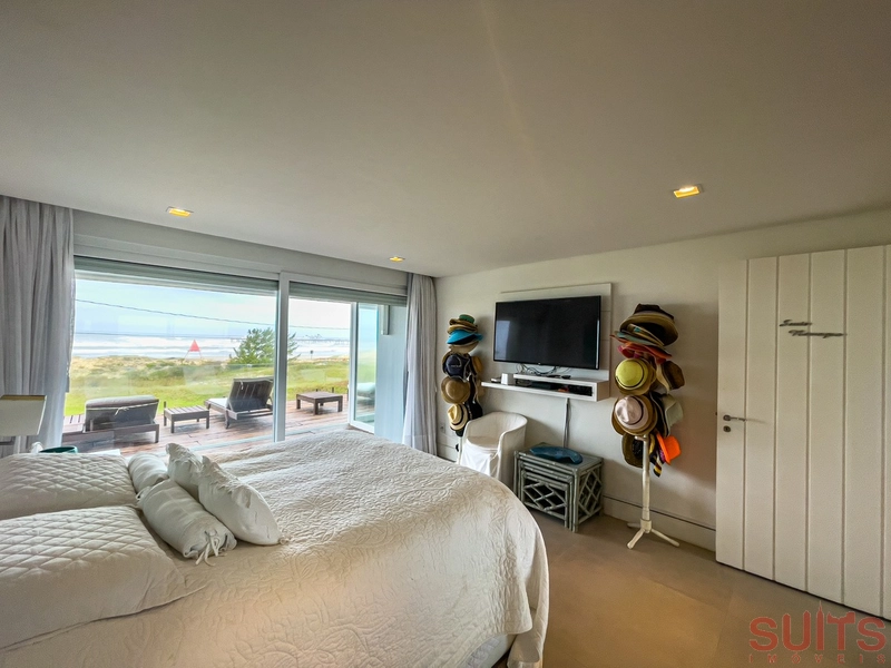 Magnifica mansão à beira mar na praia de Atlântida: 54ª foto da galeria de imagens do imóvel