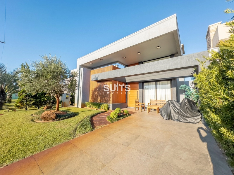 Linda casa com fundos para área verde no condomínio Riviera