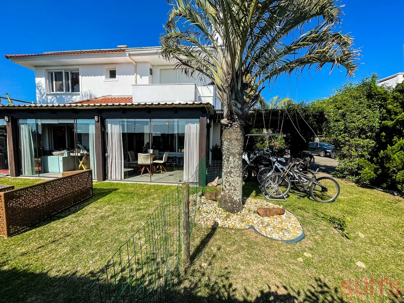 Excelente sobrado com amplo pátio no cond. Greem Village em Xangri-Lá