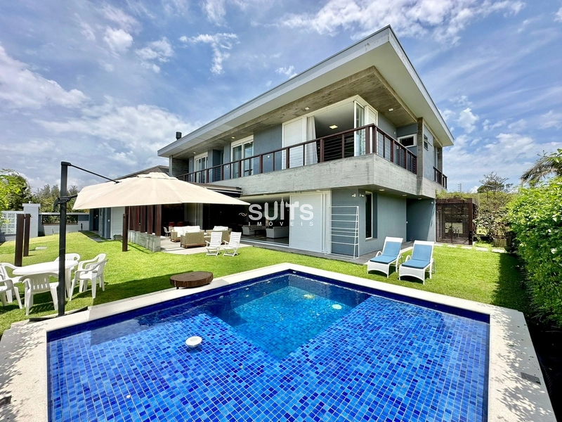 Incrível mansão de esquina próxima ao mar na praia de Atlãntida