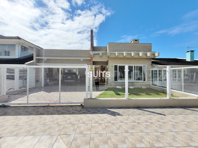 Excelente casa à poucos metros do mar na praia de Rainha do Mar