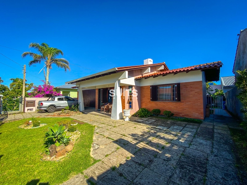 Belíssima casa em excelente localização na praia de Atlântida