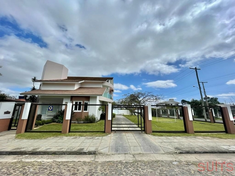 Incrível sobrado de esquina na praia de Atlântida