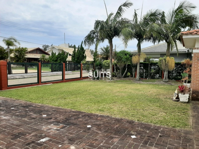 Belíssima casa em excelente localização na praia de Atlântida: 3ª foto da galeria de imagens do imóvel