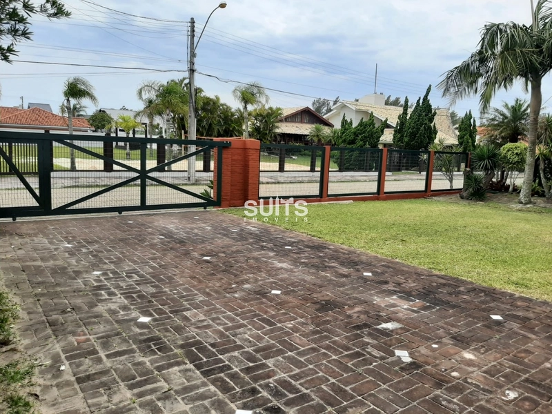 Belíssima casa em excelente localização na praia de Atlântida: 2ª foto da galeria de imagens do imóvel