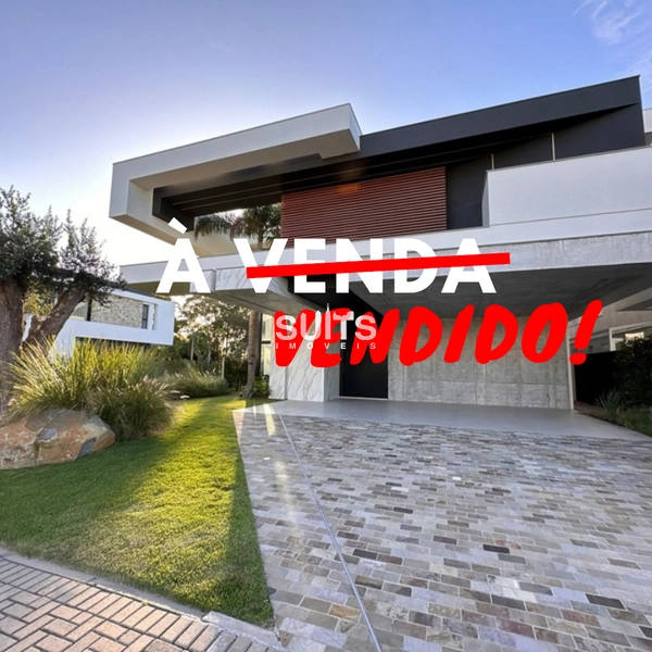 Mansão em terreno diferenciado (duas frentes) junto à lagoa