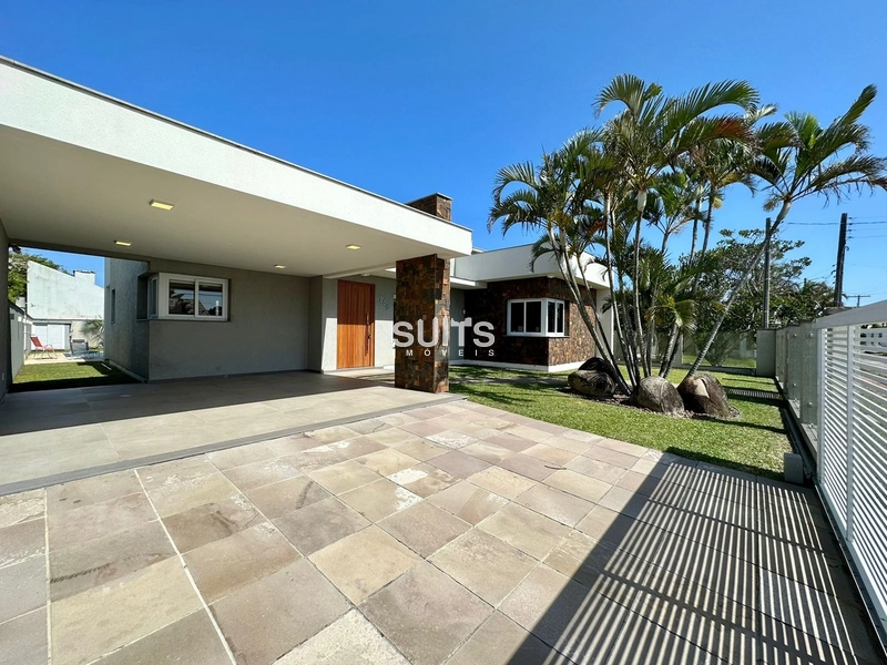 Excelente casa á 02 quadras do mar na praia de Atlântida